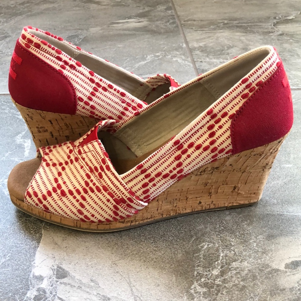 ♥️ Tom’s red and white cork wedge size 8